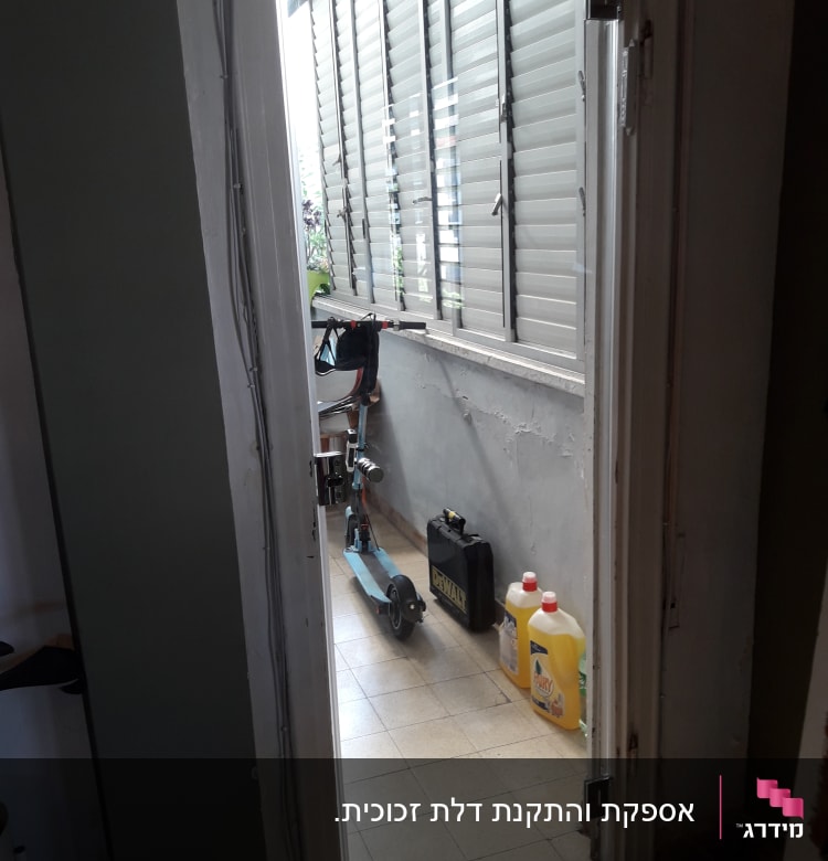 חלון זכוכית עם תריסים פתוחים למחצה